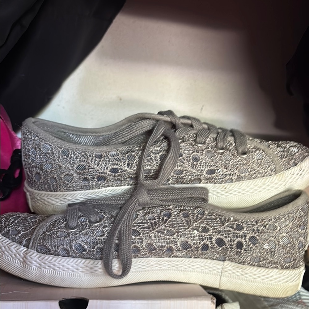 Very G Gray Lace Pattern Sneakers